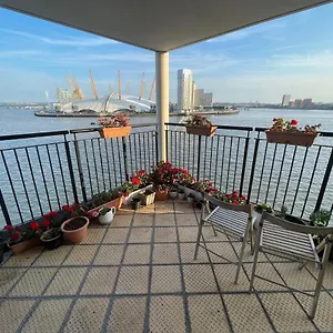 Homestay Very Large Ensuite With Wonderful View Over The River Thames In A Peaceful & Calm Residential Building - Shared Flat With 1 Host